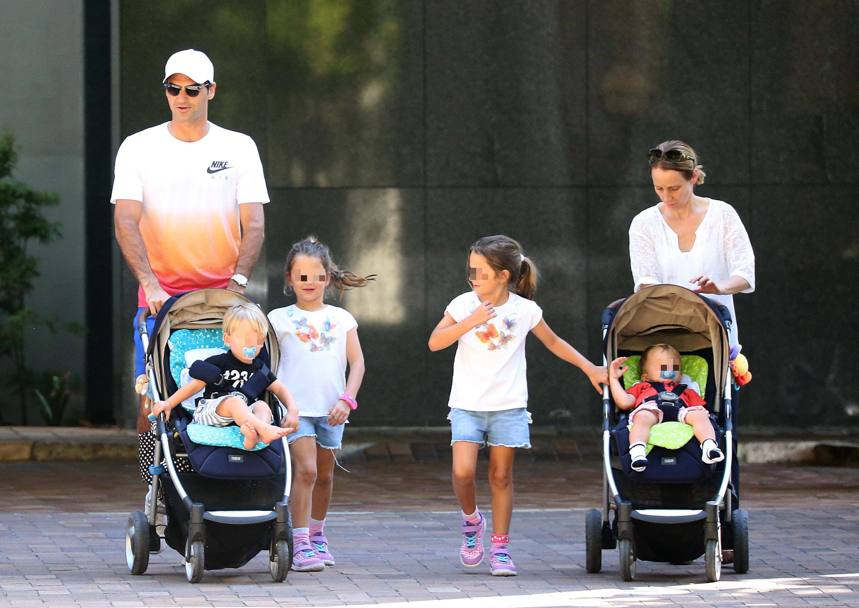  Roger Federer, tra un match e l&#39;altro, si ritaglia del tempo per la famiglia. Eccolo a passeggio per Melbourne con i gemellini Leo e Lenny in passeggino, e le gemelline Myla Rose e Charlene Riva. Con loro la tata, per dare un po&#39; di relax alla moglie Mirka... (Olycom)